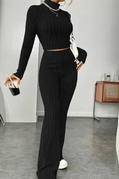 Kadın Siyah Boğazlı Crop Top ve Yüksek Bel Eşofman Takımı Spor Şık Kombin