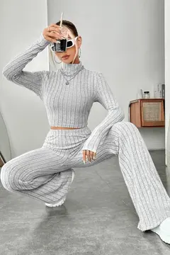 Kadın Gri Çizgili Boğazlı Crop Top ve Yüksek Bel Pantolon Takım