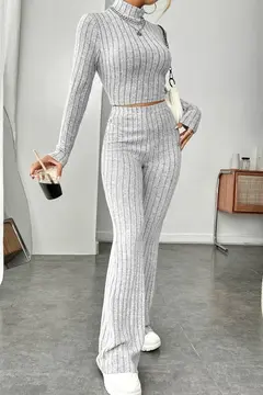 Kadın Gri Çizgili Boğazlı Crop Top ve Yüksek Bel Pantolon Takım