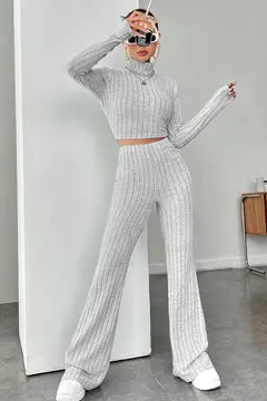 Kadın Gri Çizgili Boğazlı Crop Top ve Yüksek Bel Pantolon Takım