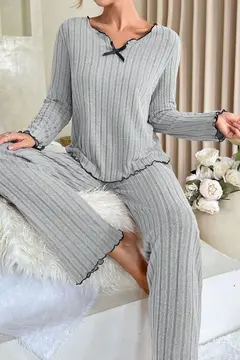 Kadın Gri Çizgili Uzun Kollu Fiyonk Detaylı Pijama Takımı Rahat Mevsimlik