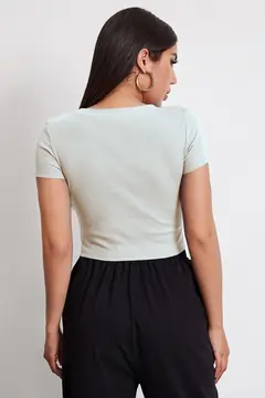 Kadın Beyaz Yuvarlak Yaka Yarım Kol Crop Top Bluz