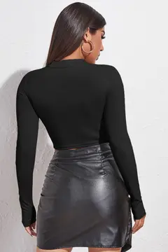 Kadın Siyah Göğüs Dekolteli Uzun Kollu Cut Out Crop Top Bluz