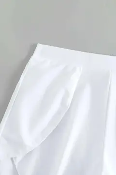 Kadın Beyaz Yırtmaçlı Etek Görünümlü Şık Deniz Şortu